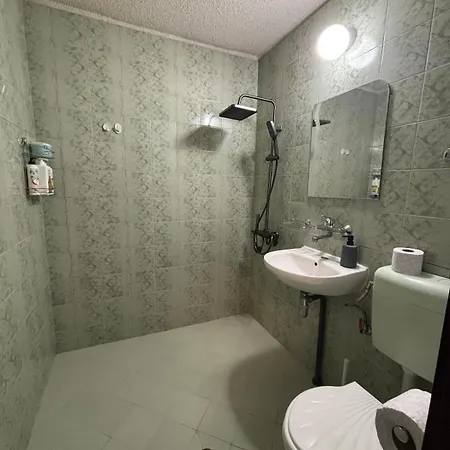 2 15 Seconds From Main Street *