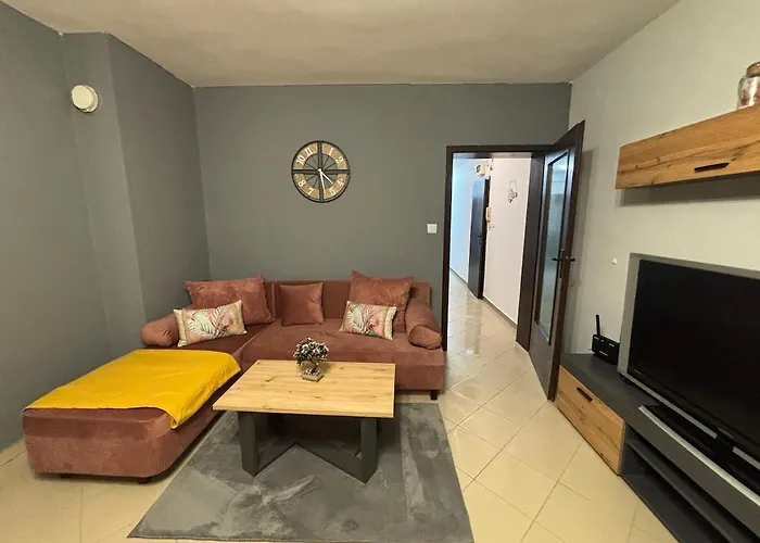 2 15 Seconds From Main Street *