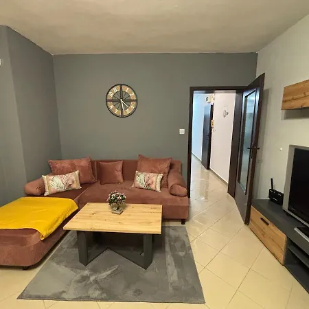 2 15 Seconds From Main Street *