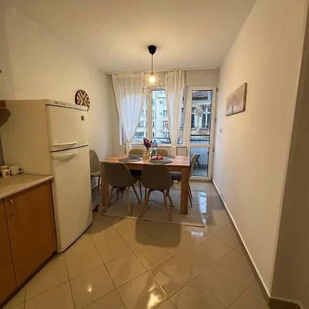 2 15 Seconds From Main Street Szófia