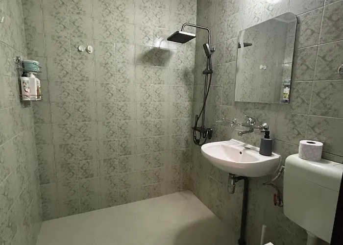 2 15 Seconds From Main Street *